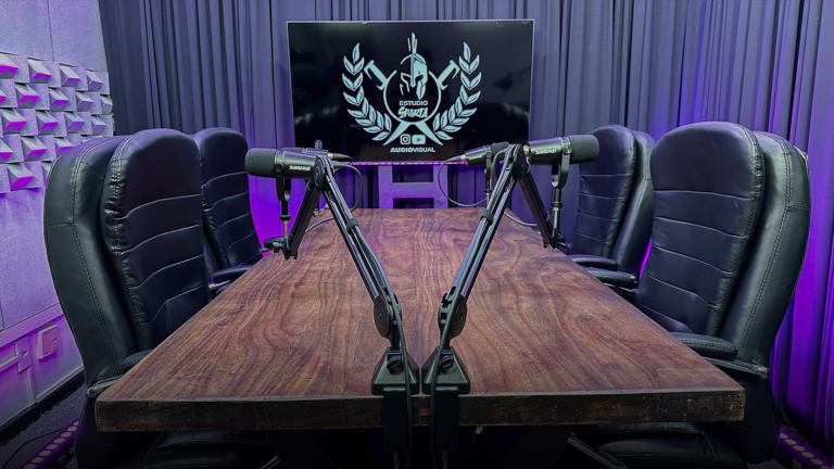 Mesa para participantes de um podcast