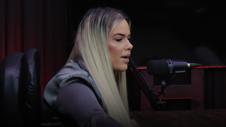 Mulher entrevistada em Podcast